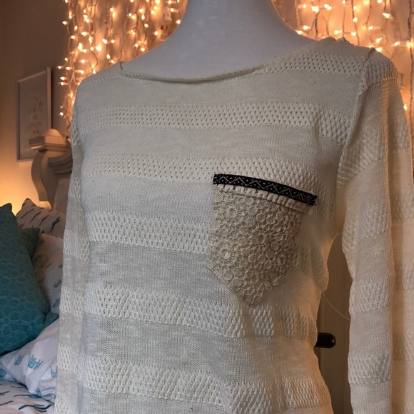 Cream top with fun pocket - Picture 2 of 4